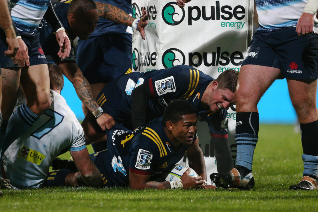 Highlanders fire to stake late playoff claim