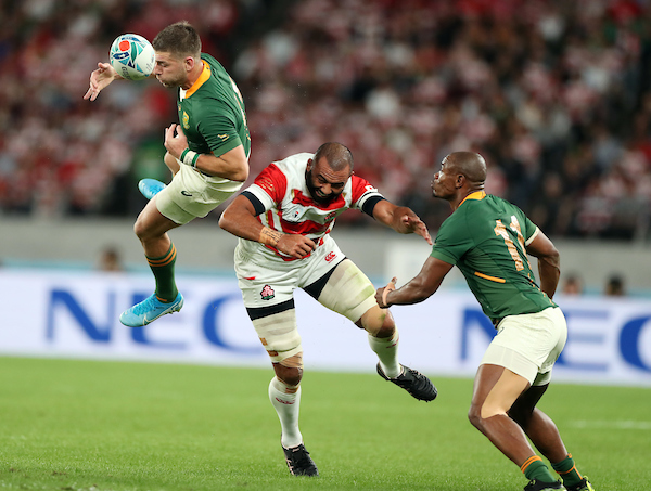 Willie le Roux fails to secure the ball in the air