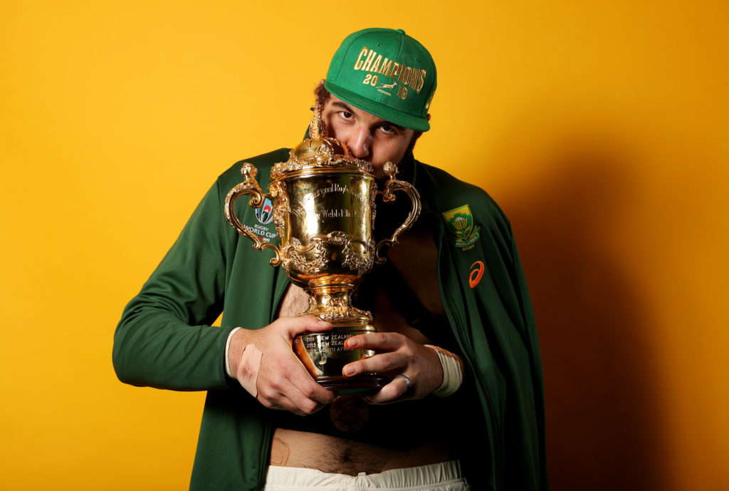 An injured Lood de Jager poses with the Webb Ellis Cup
