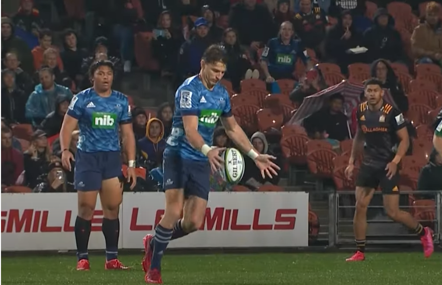 Beauden Barrett slots a drop goal against the Chiefs in Super Rugby Aotearoa