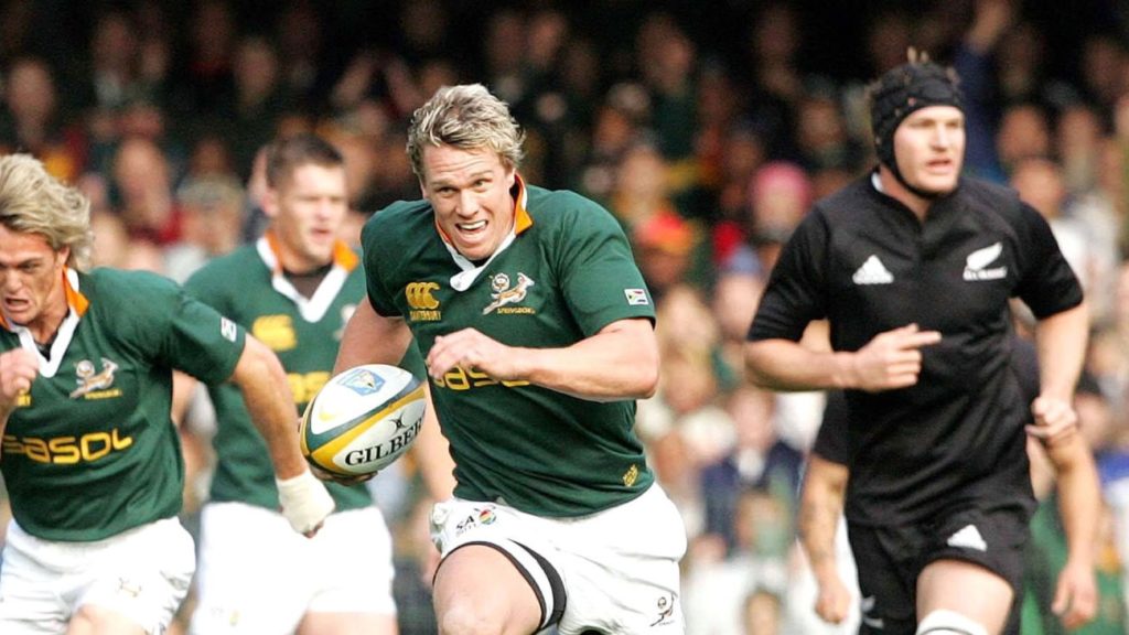CAPE TOWN, SOUTH AFRICA - AUGUST 6: (TOUCHLINE IMAGES ARE AVALIABLE TO CLIENTS IN THE UK, USA AND AUSTRALIA ONLY) Jean de Villiers on his way to score during the Tri-Nations Rugby match between South Africa and New Zealand on August 6, 2005 at Newlands Rugby Stadium in Cape Town, South Africa. (Photo by Touchline/Getty Images)