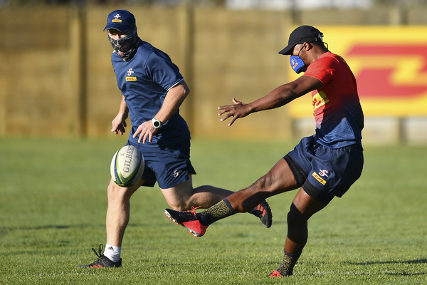 CAPE TOWN, SOUTH AFRICA - JULY 31: Warrick Gelant and Gareth Wright (Kicking Coach) during the DHL Stormers training session at High Performance Centre on July 31, 2020 in Cape Town, South Africa. (Photo by Ashley Vlotman/Gallo Images)