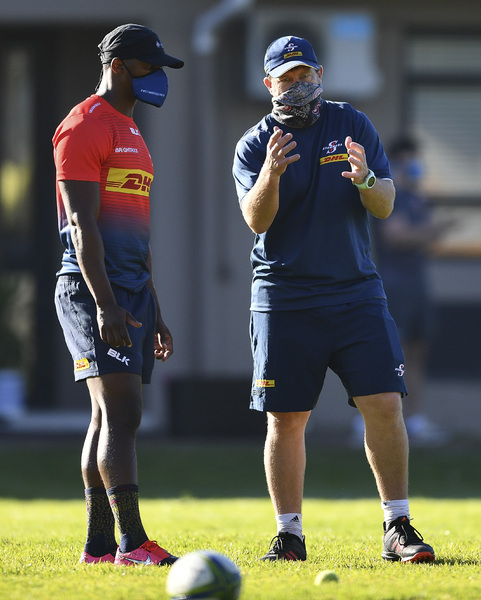 CAPE TOWN, SOUTH AFRICA - JULY 31: (L-R) Warrick Gelant and Gareth Wright (Kicking Coach) during the DHL Stormers training session at High Performance Centre on July 31, 2020 in Cape Town, South Africa. (Photo by Ashley Vlotman/Gallo Images)