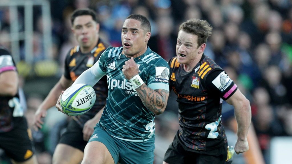 Aaron Smith is chased by Brad Weber HAMILTON, NEW ZEALAND - JULY 19: Aaron Smith of the Highlanders is chased by Brad Weber of the Chiefs during the round 6 Super Rugby Aotearoa match between the Chiefs and the Highlanders at FMG Stadium Waikato on July 19, 2020 in Hamilton, New Zealand.