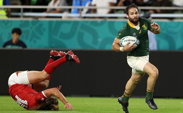 KOBE, JAPAN - OCTOBER 08: Cobus Reinach of South Africa breaks away from Jeff Hassler of Canada to score his team's third try during the Rugby World Cup 2019 Group B game between South Africa and Canada at Kobe Misaki Stadium on October 08, 2019 in Kobe, Hyogo, Japan. (Photo by Mike Hewitt/Getty Images)