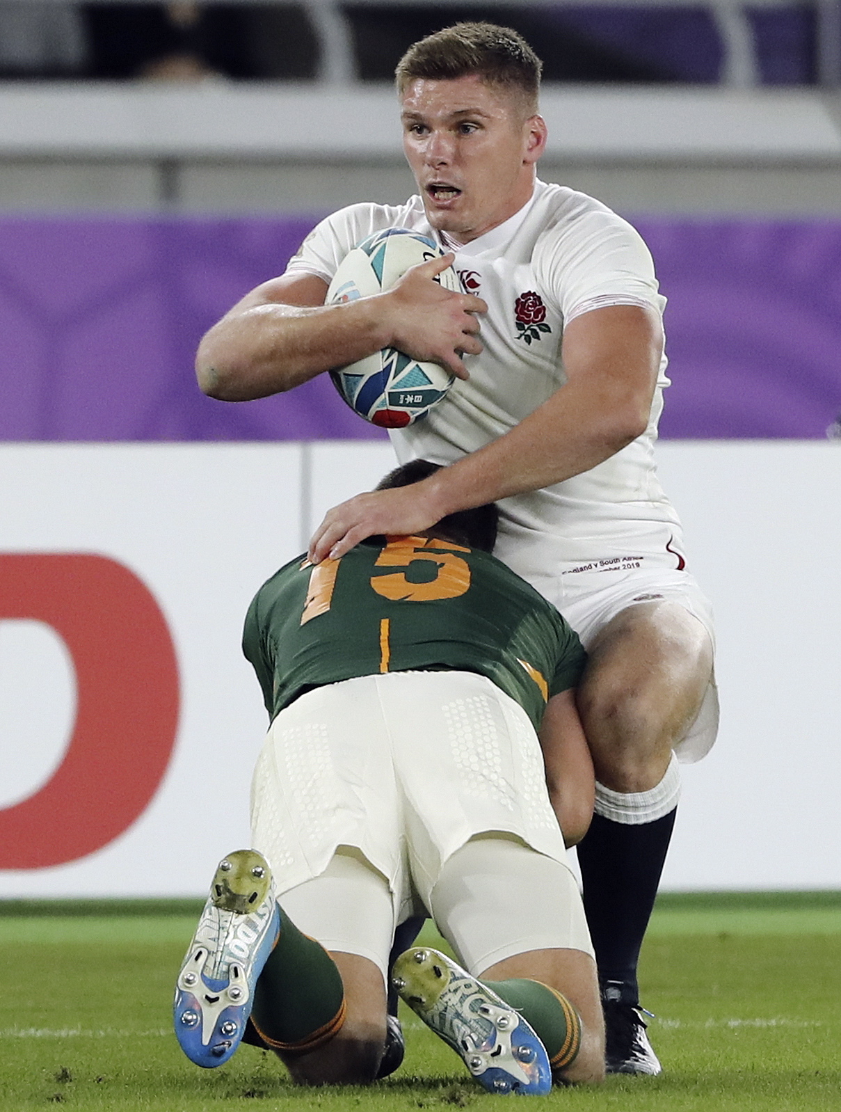 epa07966234 Willie Le Roux of South Africa (L) tackles Owen Farrell of England (R) during the Rugby World Cup final match between England and South Africa at the International Stadium Yokohama, Kanagawa Prefecture, Yokohama, Japan, 02 November 2019. EPA/MARK R. CRISTINO EDITORIAL USE ONLY/ NO COMMERCIAL SALES / NOT USED IN ASSOCATION WITH ANY COMMERCIAL ENTITY