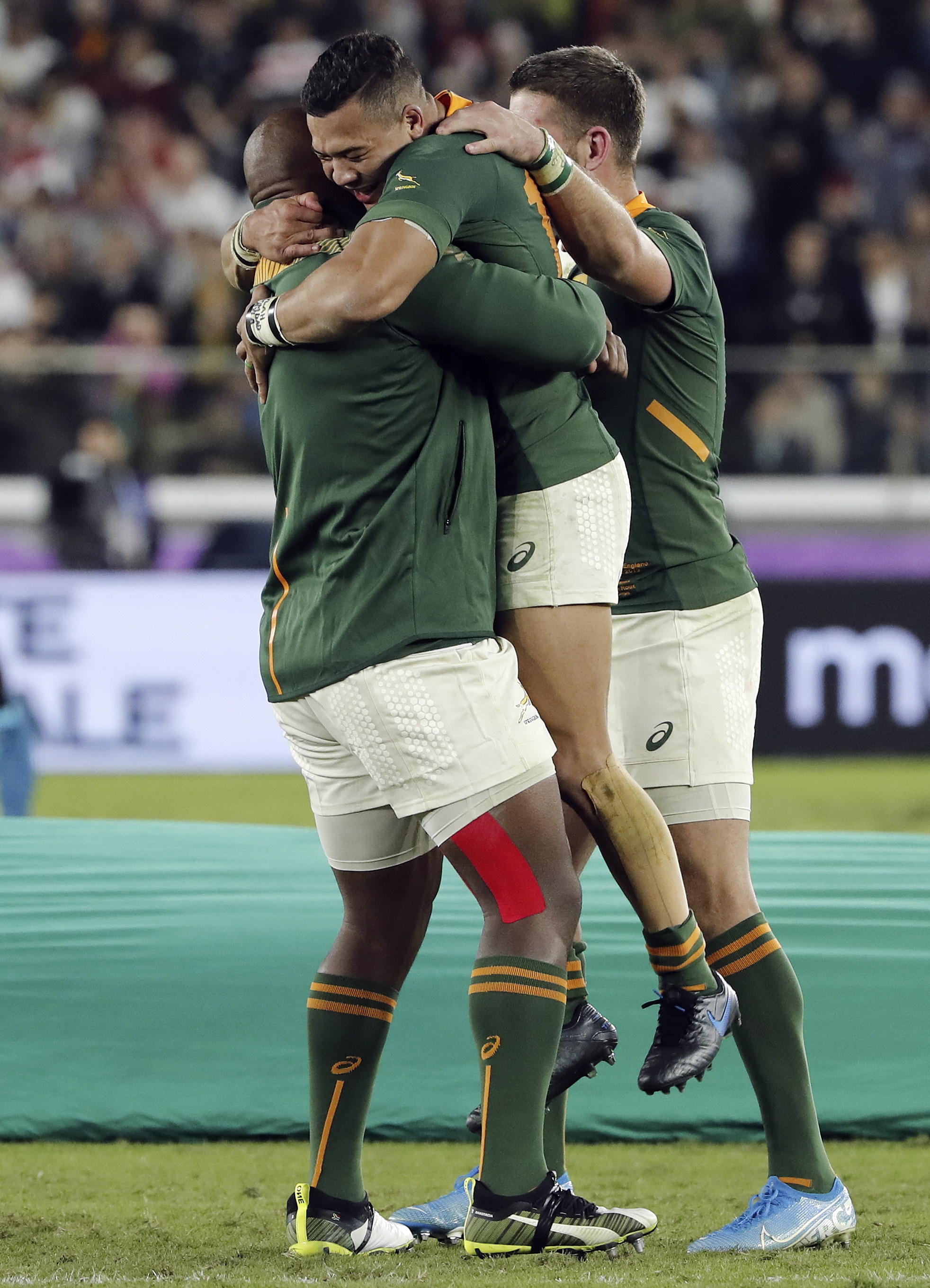 epa07966365 Herschel Jantjies of South Africa (C) celebrates with teammates after the Rugby World Cup final match between England and South Africa at the International Stadium Yokohama, Kanagawa Prefecture, Yokohama, Japan, 02 November 2019. EPA/MARK R. CRISTINO EDITORIAL USE ONLY/ NO COMMERCIAL SALES / NOT USED IN ASSOCATION WITH ANY COMMERCIAL ENTITY