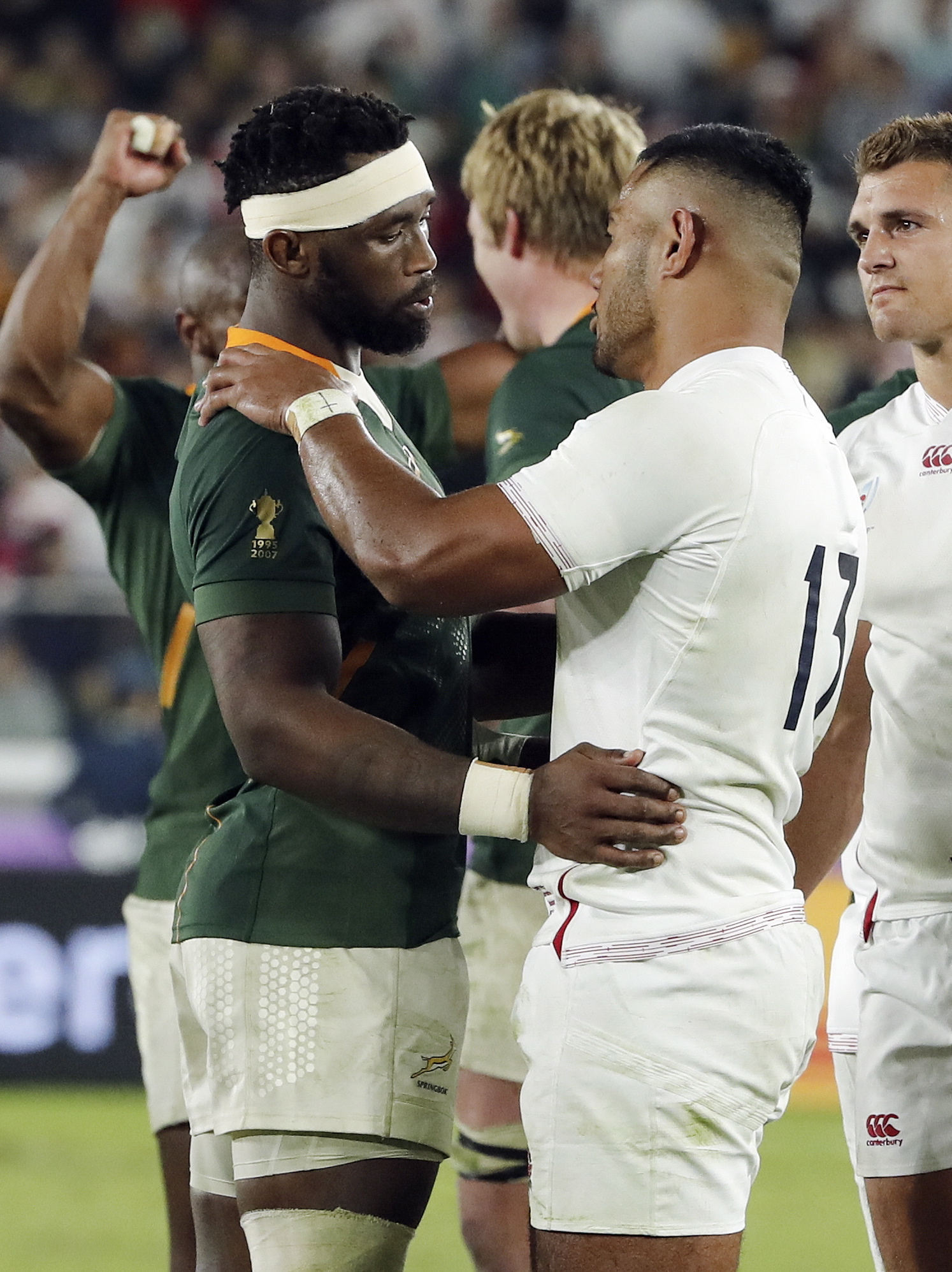 epa07966369 South African captain Siya Kolisi (L) and Manu Tuilagi of Englad (R) talk after the Rugby World Cup final match between England and South Africa at the International Stadium Yokohama, Kanagawa Prefecture, Yokohama, Japan, 02 November 2019. EPA/MARK R. CRISTINO EDITORIAL USE ONLY/ NO COMMERCIAL SALES / NOT USED IN ASSOCATION WITH ANY COMMERCIAL ENTITY