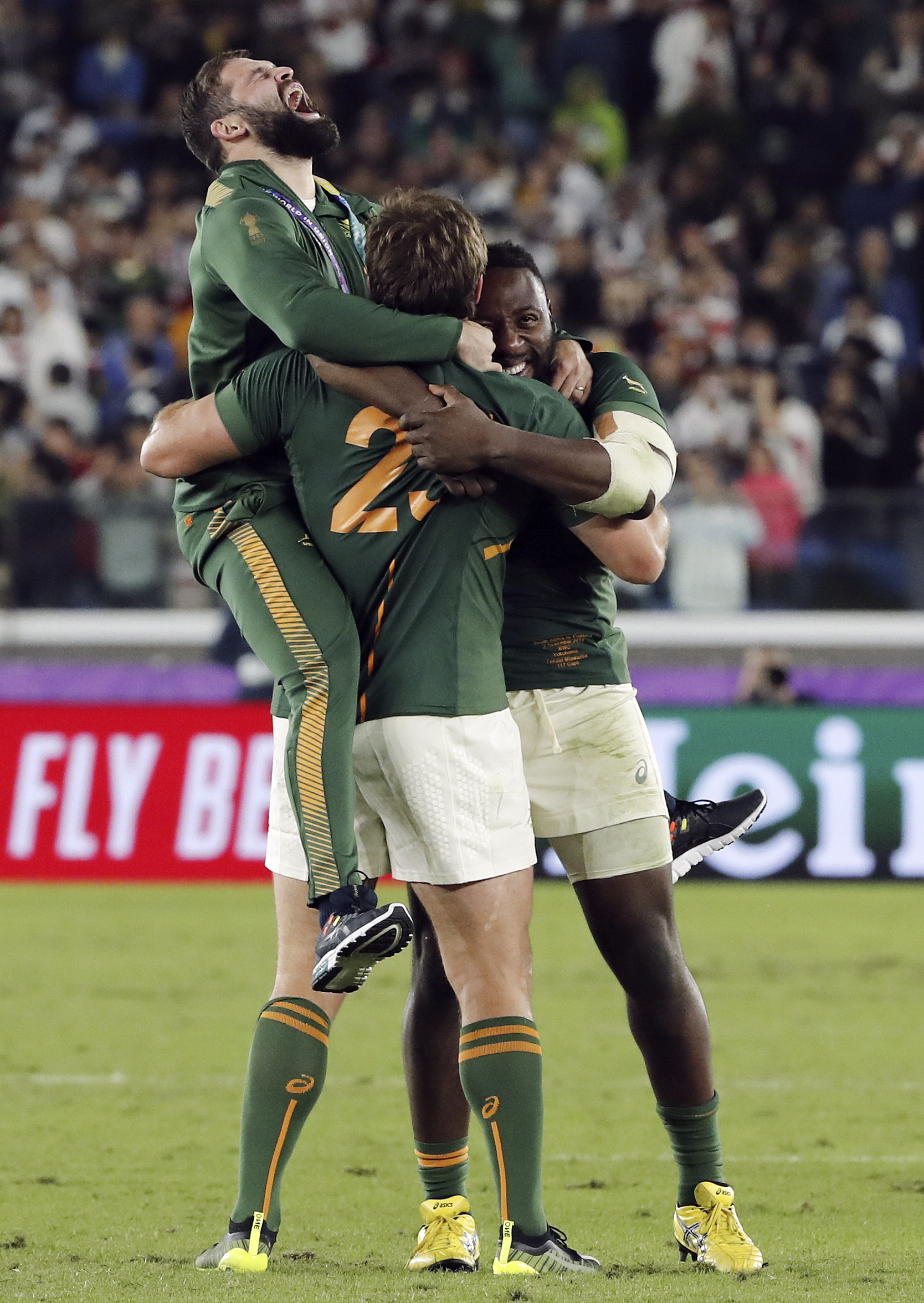 epa07966374 South African players celebrate after the Rugby World Cup final match between England and South Africa at the International Stadium Yokohama, Kanagawa Prefecture, Yokohama, Japan, 02 November 2019. EPA/MARK R. CRISTINO EDITORIAL USE ONLY/ NO COMMERCIAL SALES / NOT USED IN ASSOCATION WITH ANY COMMERCIAL ENTITY
