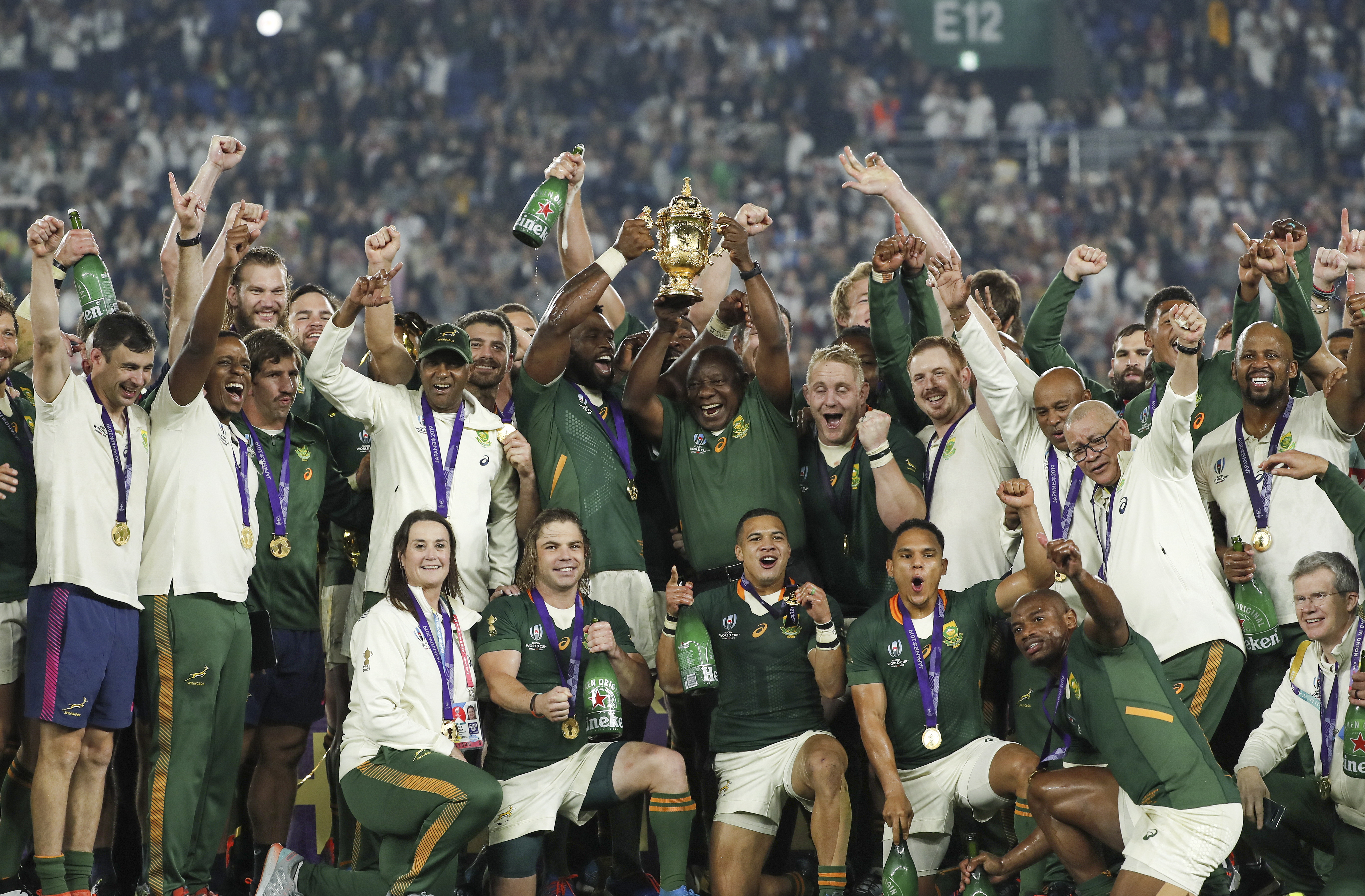 epa07966439 South African captain Siya Kolisi (C-L) and South African president Cyril Ramaphosa (C-R) hold the cup as the team celebrates winning the Rugby World Cup final match between England and South Africa at the International Stadium Yokohama, Kanagawa Prefecture, Yokohama, Japan, 02 November 2019. EPA/MARK R. CRISTINO EDITORIAL USE ONLY/ NO COMMERCIAL SALES / NOT USED IN ASSOCATION WITH ANY COMMERCIAL ENTITY