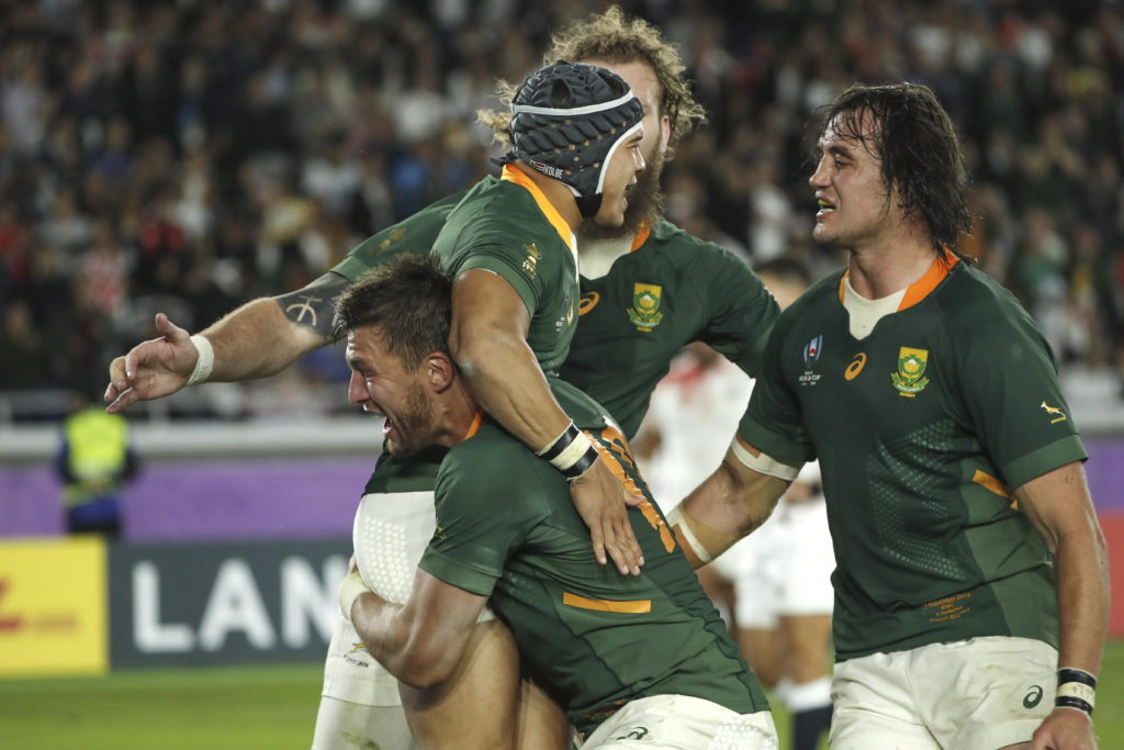 epa07967045 Cheslin Kolbe of South Africa (C) celebrates with team mates after scoring a try during the Rugby World Cup final match between England and South Africa at the International Stadium Yokohama, Kanagawa Prefecture, Yokohama, Japan, 02 November 2019. EPA/MARK R. CRISTINO EDITORIAL USE ONLY/ NO COMMERCIAL SALES / NOT USED IN ASSOCATION WITH ANY COMMERCIAL ENTITY