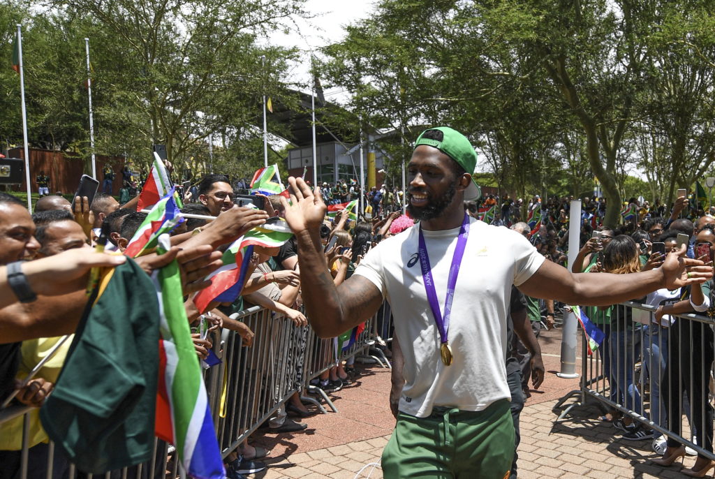 epa07978735 South African rugby supporters cheer Captain of the South African Rugby team Siya Kolisi (C) as they start a trophy tour in Pretoria, South Africa 07 November 2019. The Springboks embark on a nation wide trophy tour today after winning the Rugby World Cup. South Africa won the Webb Ellis Cup after defeating England 32-12 in the Rugby World Cup final played in Japan on 02 November 2019. EPA/STR