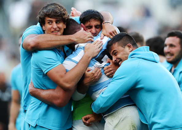 SYDNEY, AUSTRALIA - NOVEMBER 14: Pumas players celebrate at full time during the 2020 Tri-Nations rugby match between the New Zealand All Blacks and the Argentina Los Pumas at Bankwest Stadium on November 14, 2020 in Sydney, Australia. (Photo by Brendon Thorne/Getty Images)