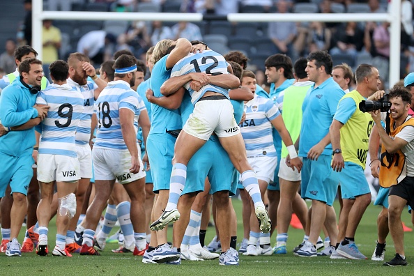 Argentina's players celebrate their victory at the end of the 2020 Tri-Nations rugby match between the New Zealand and Argentina at Bankwest Stadium in Sydney on November 14, 2020. (Photo by David Gray / AFP) / / IMAGE RESTRICTED TO EDITORIAL USE - STRICTLY NO COMMERCIAL USE (Photo by DAVID GRAY/AFP via Getty Images)