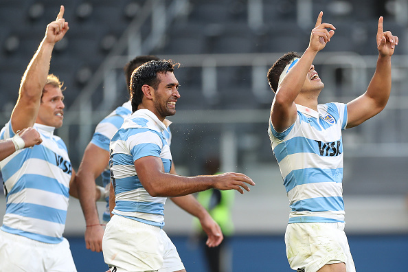SYDNEY, AUSTRALIA - NOVEMBER 14: Pumas players celebrate after winning the 2020 Tri-Nations rugby match between the New Zealand All Blacks and the Argentina Los Pumas at Bankwest Stadium on November 14, 2020 in Sydney, Australia. (Photo by Mark Kolbe/Getty Images)