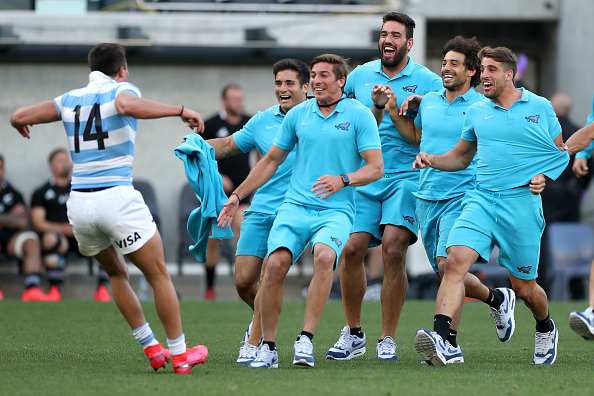 SYDNEY, AUSTRALIA - NOVEMBER 14: Pumas players celebrate after winning the 2020 Tri-Nations rugby match between the New Zealand All Blacks and the Argentina Los Pumas at Bankwest Stadium on November 14, 2020 in Sydney, Australia. (Photo by Mark Kolbe/Getty Images)