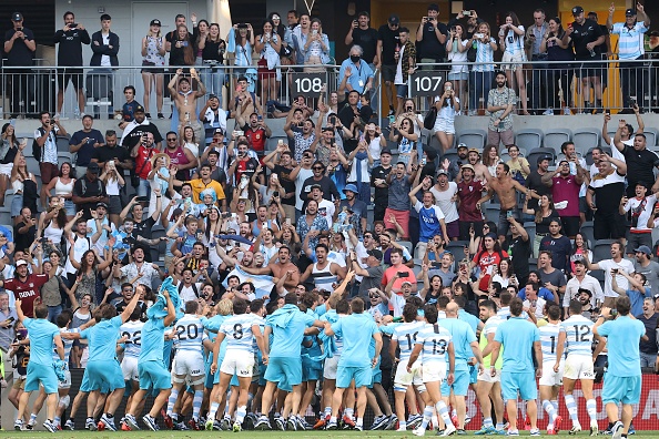 SYDNEY, AUSTRALIA - NOVEMBER 14: Pumas players celebrate at full time during the 2020 Tri-Nations rugby match between the New Zealand All Blacks and the Argentina Los Pumas at Bankwest Stadium on November 14, 2020 in Sydney, Australia. (Photo by Brendon Thorne/Getty Images)
