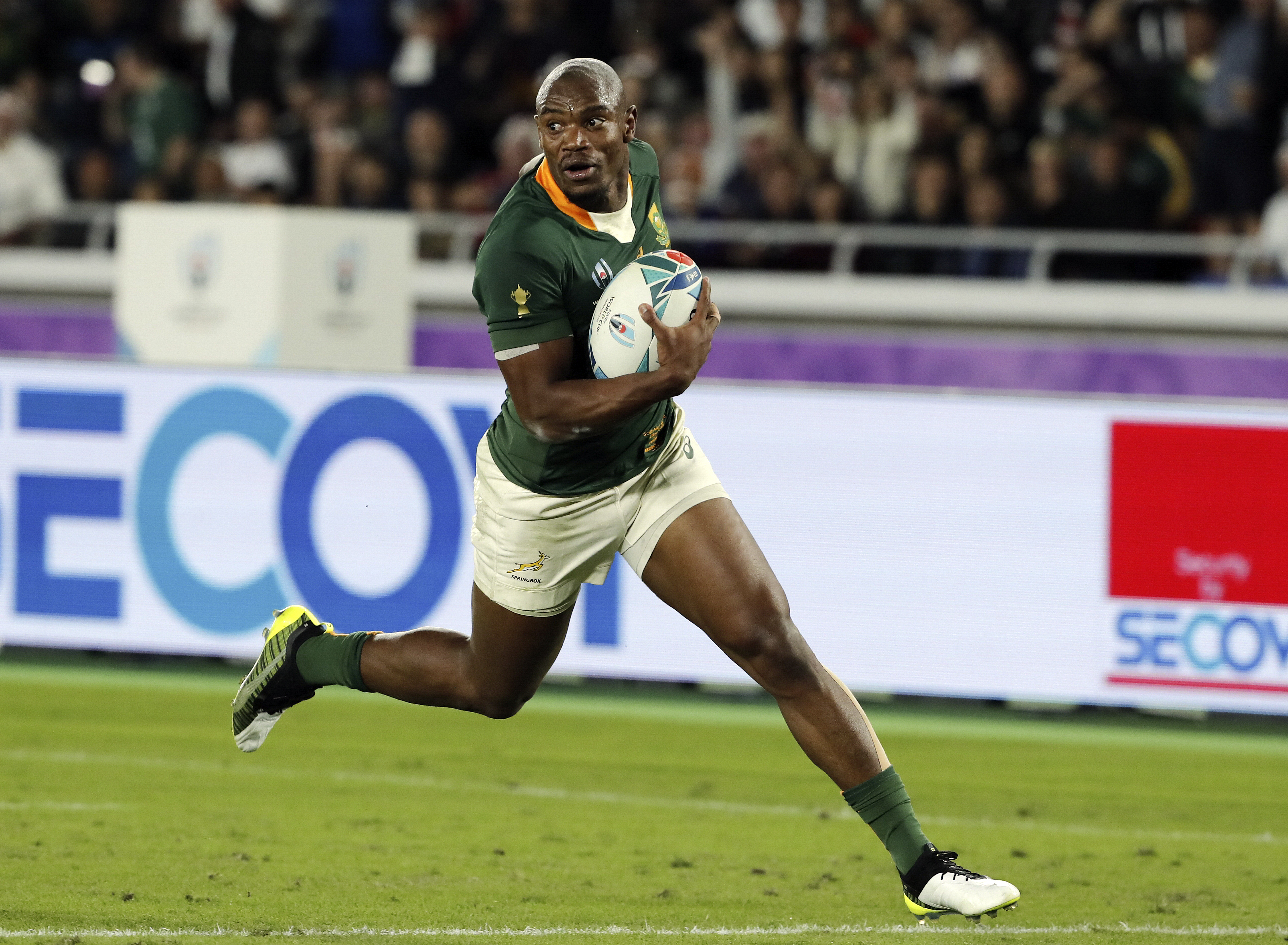 epa07966281 Makazole Mapimpi of South Africa on his way to score a try during the Rugby World Cup final match between England and South Africa at the International Stadium Yokohama, Kanagawa Prefecture, Yokohama, Japan, 02 November 2019. EPA-EFE/MARK R. CRISTINO EDITORIAL USE ONLY/ NO COMMERCIAL SALES / NOT USED IN ASSOCATION WITH ANY COMMERCIAL ENTITY
