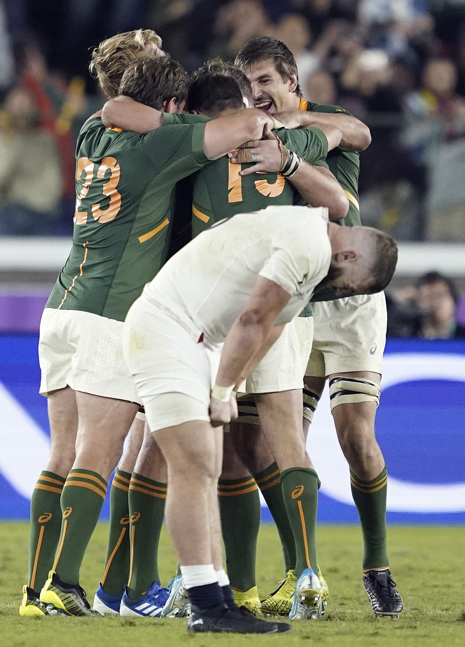epa07966329 Players react after the Rugby World Cup final match between England and South Africa at the International Stadium Yokohama, Kanagawa Prefecture, Yokohama, Japan, 02 November 2019. EPA-EFE/FRANCK ROBICHON EDITORIAL USE ONLY/ NO COMMERCIAL SALES / NOT USED IN ASSOCATION WITH ANY COMMERCIAL ENTITY