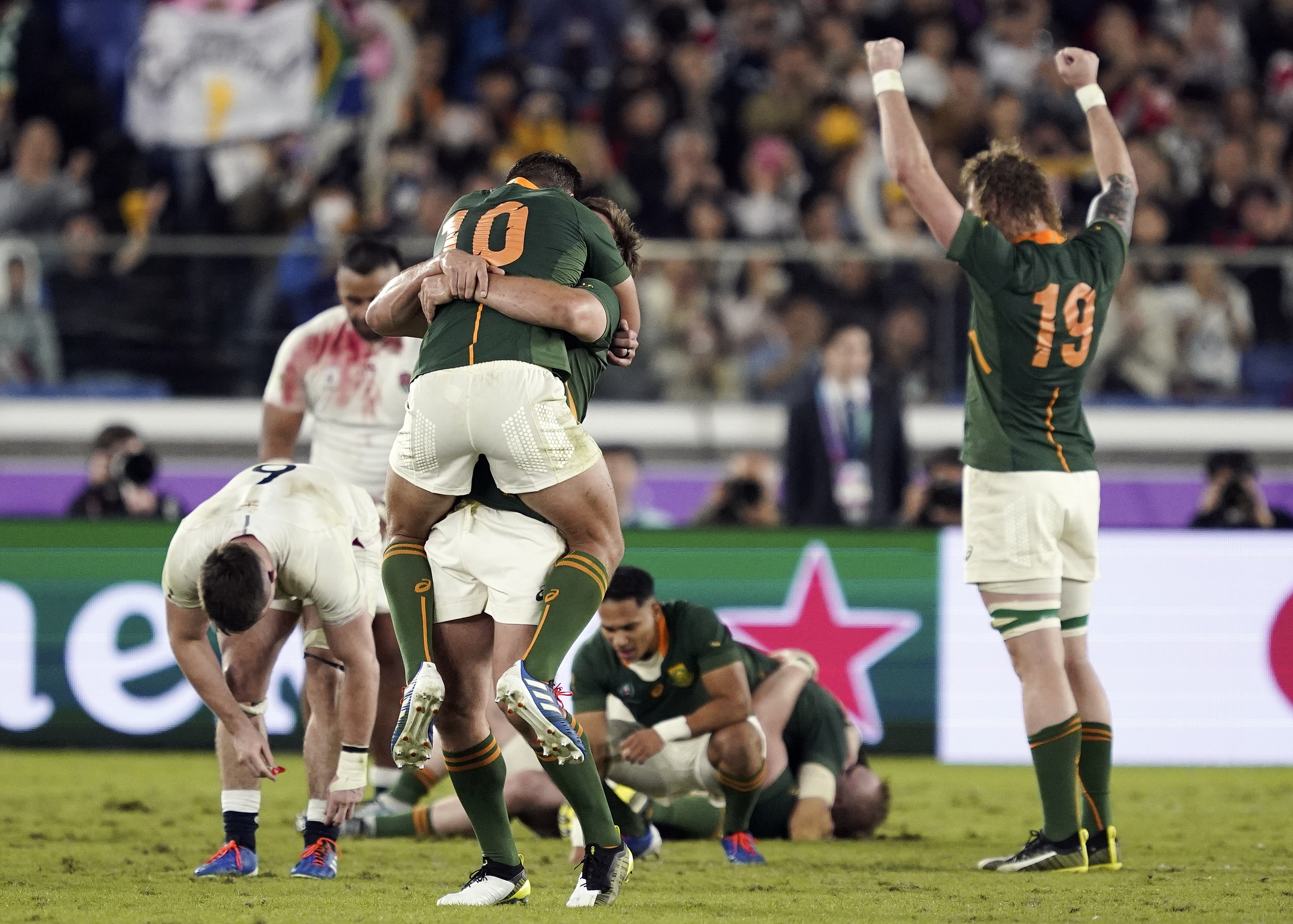 epa07966362 Players react after the Rugby World Cup final match between England and South Africa at the International Stadium Yokohama, Kanagawa Prefecture, Yokohama, Japan, 02 November 2019. EPA-EFE/FRANCK ROBICHON EDITORIAL USE ONLY/ NO COMMERCIAL SALES / NOT USED IN ASSOCATION WITH ANY COMMERCIAL ENTITY