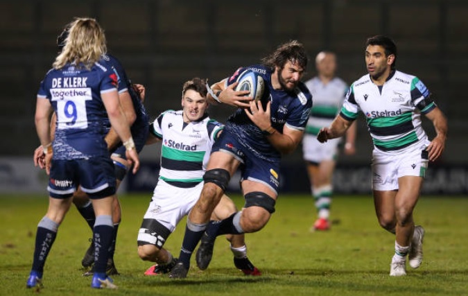 Lood de Jager carries for the Sale Sharks