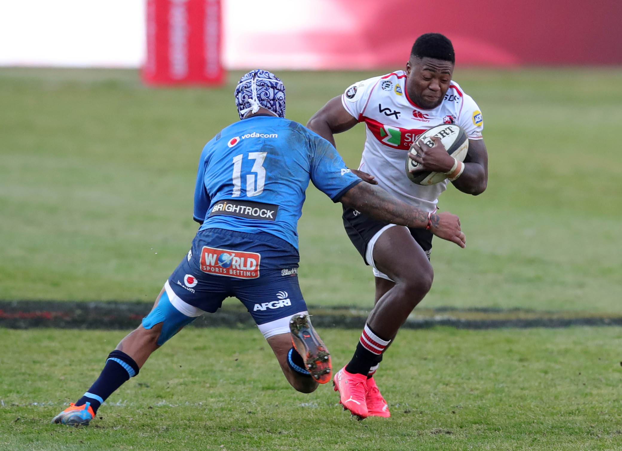 Wandisile Simelane of the Lions challenged by Lionel Mapoe of the Bulls during the 2021 Carling Currie Cup match between Bulls and Lions at Loftus Versfeld Stadium, Pretoria, on 25 July 2021 ©Samuel Shivambu/BackpagePix