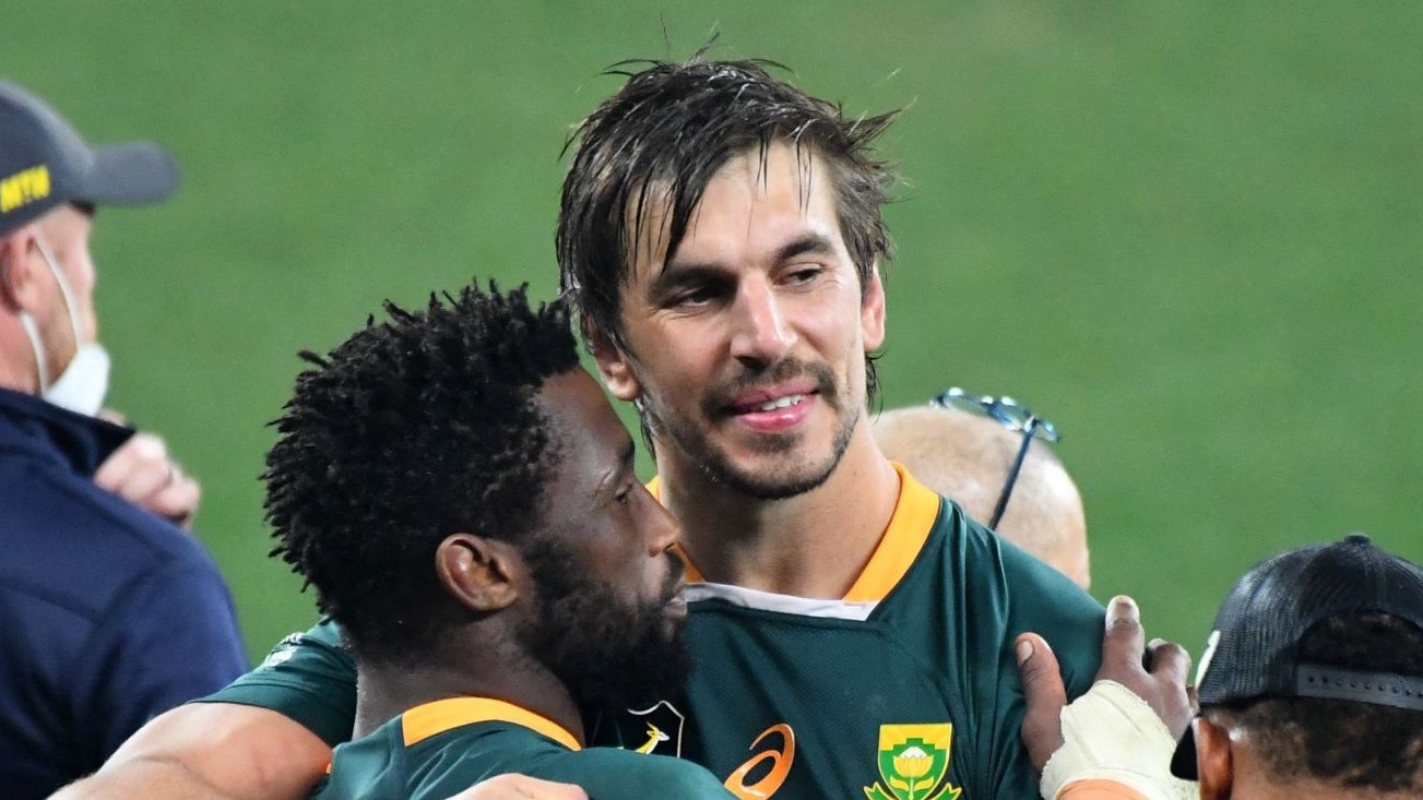 South Africa's lock Eben Etzebeth (R) and South Africa's blindside flanker and captain Siya Kolisi celebrate after victory with teammates in the third rugby union Test match between South Africa and the British and Irish Lions at The Cape Town Stadium in Cape Town on August 7, 2021. (Photo by RODGER BOSCH / AFP) (Photo by RODGER BOSCH/AFP via Getty Images)