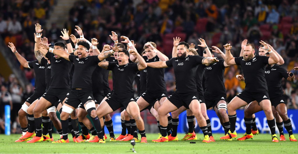 epa09474567 The All Blacks perform the Haka before the Round 4 Rugby Championship match between the Argentina Pumas and the New Zealand All Blacks at Suncorp Stadium in Brisbane, Australia, 18 September 2021.