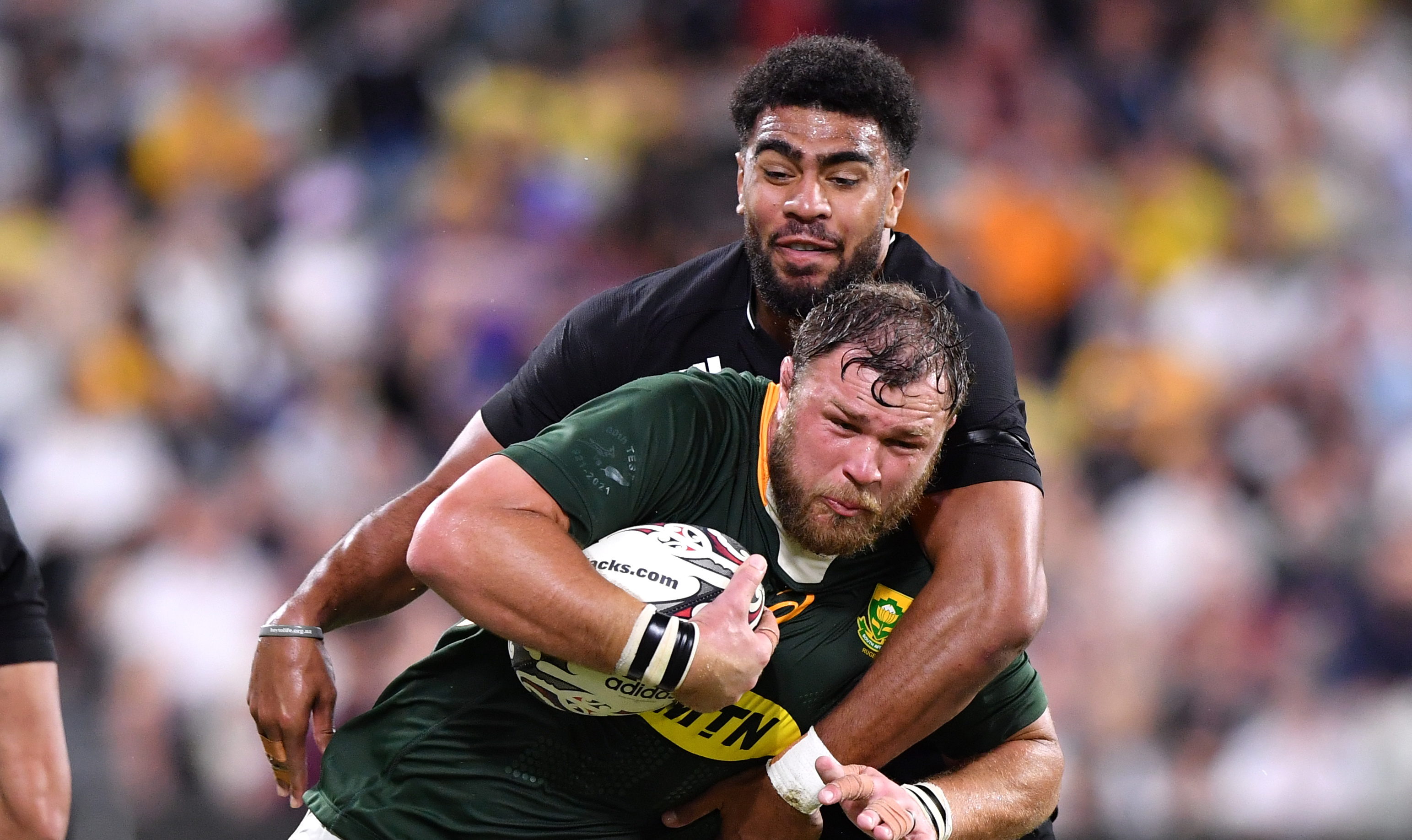 epa09486974 Duane Vermeulen of the Springboks (front) is tackled by Hoskins Sotutu of the All Blacks during the Rugby Championship Round 5 match between New Zealand's All Blacks and South Africa's Springboks at Queensland Country Bank Stadium in Townsville, Queensland, Australia, 25 September 2021. EPA/DARREN ENGLAND AUSTRALIA AND NEW ZEALAND OUT