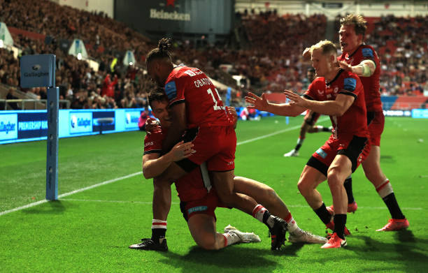 BRISTOL, ENGLAND - SEPTEMBER 17: Alex Lewington of Saracens is mobbed by team mates after scoring the match winning try during the Gallagher Premiership Rugby match between Bristol Bears and Saracens at Ashton Gate on September 17, 2021 in Bristol, England.