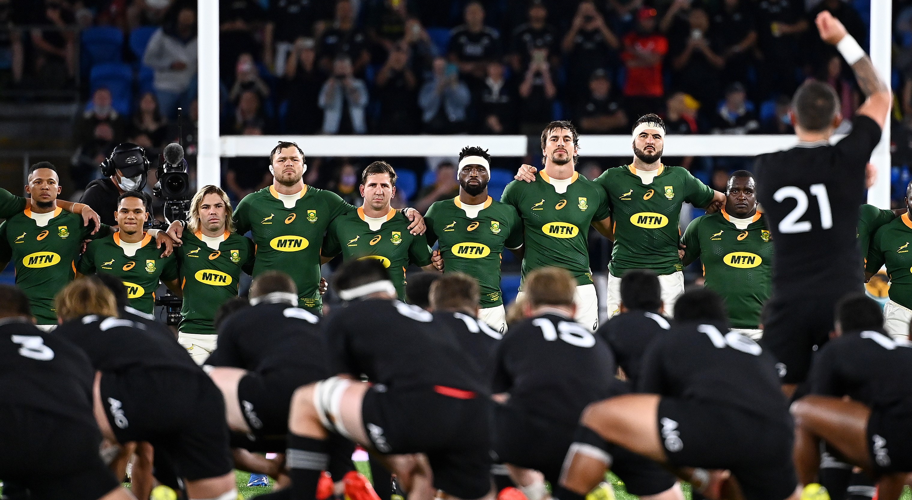 epa09501260 South African players look on as T J Perenara leads the All Black Haka during Round 6 of the Rugby Championship match between South Africa's Springboks and New Zealand's All Blacks at CBus Stadiumon on the Gold Coast, Queensland, Australia, 02 October 2021.