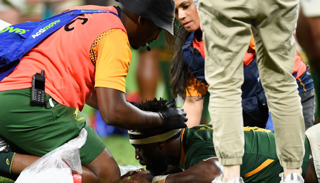 Siya Kolisi receiving medical attention