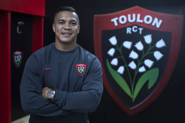 South African winger Cheslin Kolbe poses in the locker room during his presentation at The Mayol Stadium in Toulon, southern France, on October 15, 2021. - South Africa's World Cup winner Cheslin Kolbe, formerly of Stade Toulouse, wanted to "get out of (his) comfort zone" by joining Toulon, he said during a press conference.