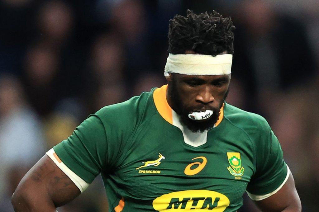 LONDON, ENGLAND - NOVEMBER 20: Siya Kolisi of South Africa looks dejected during the Autumn Nations Series match between England and South Africa at Twickenham Stadium on November 20, 2021 in London, England. (Photo by David Rogers/Getty Images)