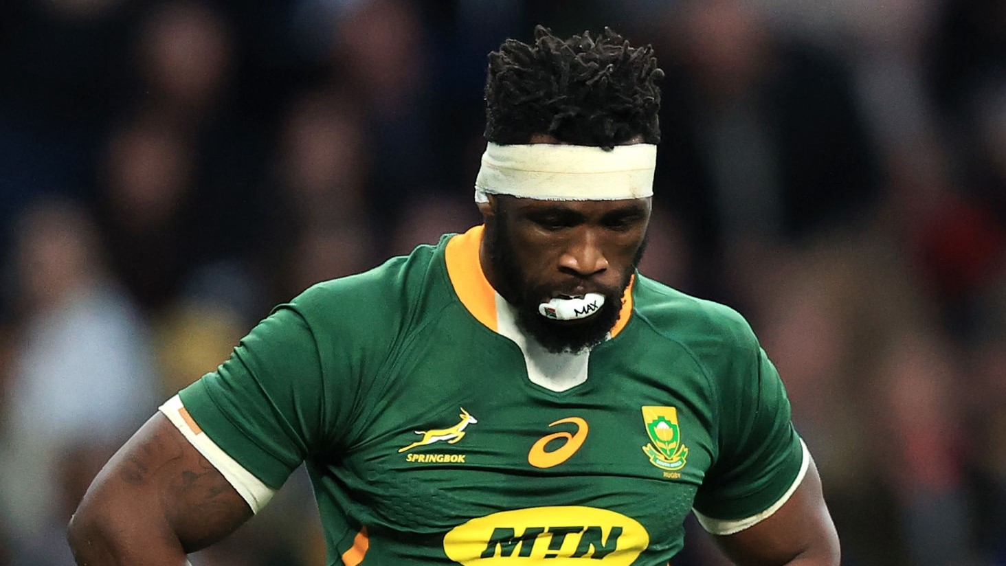 LONDON, ENGLAND - NOVEMBER 20: Siya Kolisi of South Africa looks dejected during the Autumn Nations Series match between England and South Africa at Twickenham Stadium on November 20, 2021 in London, England. (Photo by David Rogers/Getty Images)