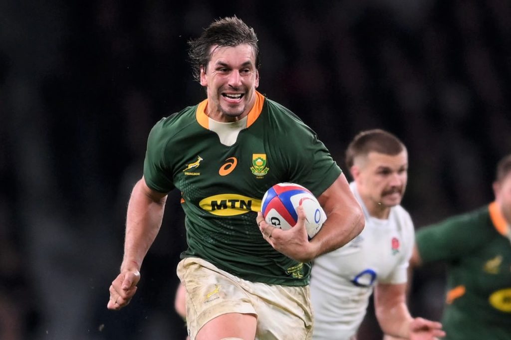 LONDON, ENGLAND - NOVEMBER 20: Eben Etzebeth of South Africa breaks during the Autumn Nations Series match between England and South Africa at Twickenham Stadium on November 20, 2021 in London, England. (Photo by Laurence Griffiths/Getty Images)