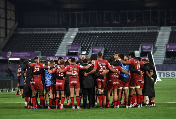 AIX-EN-PROVENCE, FRANCE - OCTOBER 16: The RC Toulon players huddle together following their defeat during the European Rugby Challenge Cup Final between Bristol Bears and RC Toulon at Stade Maurice-David on October 16, 2020 in Aix-en-Provence, France.
