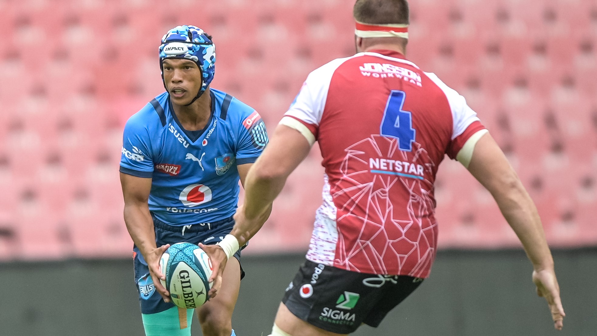 Kurt-Lee Arendse of the Vodacom Bulls and Ruben Schoeman of the Emirates Lions during the United Rugby Championship 2021/22 game between the Emirates Lions and the Vodacom Bulls at Emirates Airline Park in Johannesburg on 29 January 2022 ©Christiaan Kotze/BackpagePix