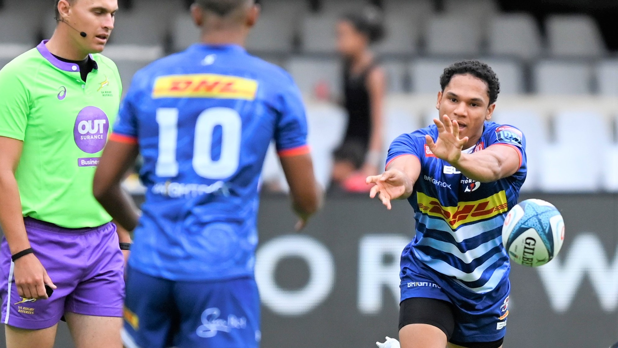 Herschel Jantjies of the Stormers spins the ball out to Manie Libbok of the Stormers during the United Rugby Championship 2021/22 match between the Sharks and Stormers held at Kings Park in Durban on 29 January 2021 ©Gerhard Duraan/BackpagePix
