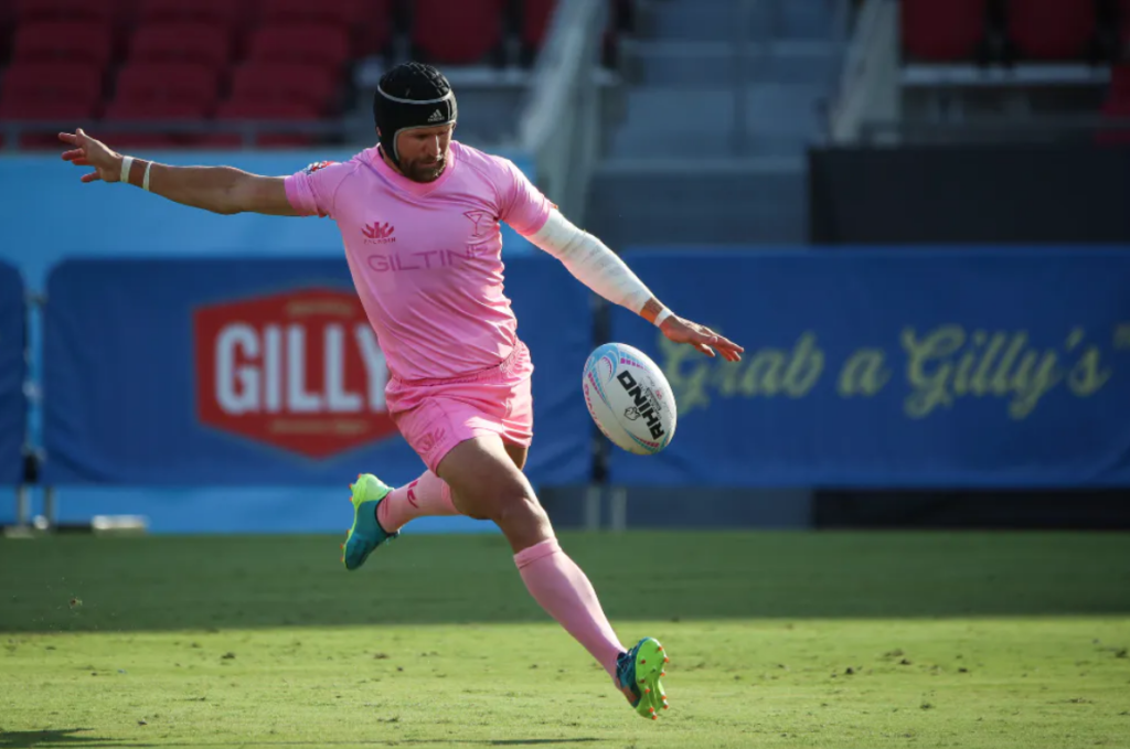 Giteau delays retirement to stay with Giltinis