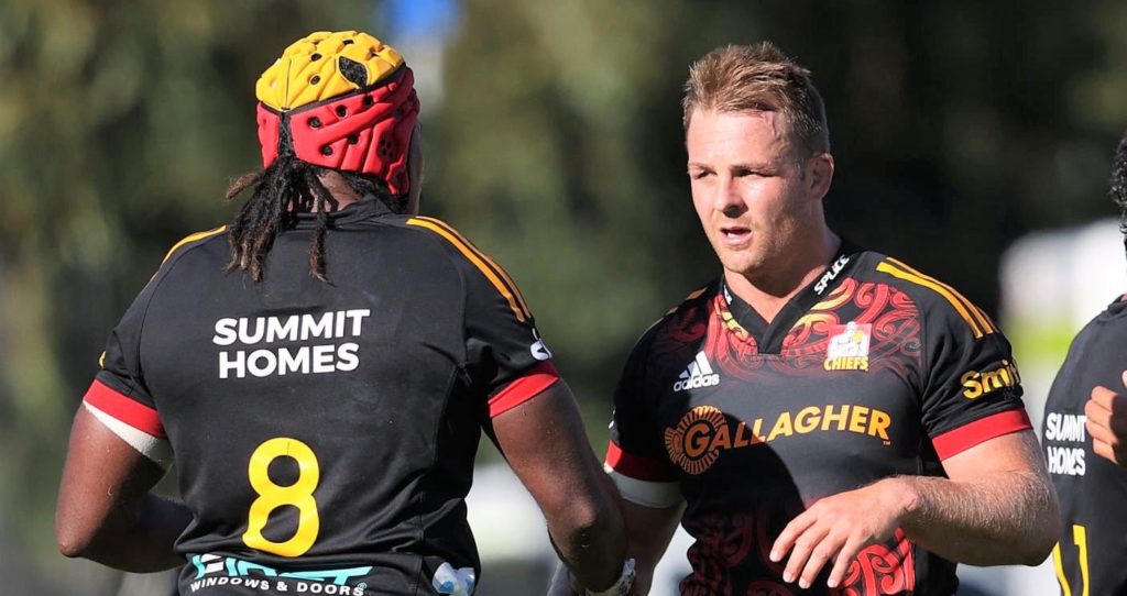 QUEENSTOWN, NEW ZEALAND - FEBRUARY 19: Sam Cane of the Chiefs shakes hands with Pita Gus Sowakula (L) following the round one Super Rugby Pacific match between the Chiefs and the Highlanders at Wakatipu Rugby Club on February 19, 2022 in Queenstown, New Zealand. (Photo by Phil Walter/Getty Images)
