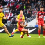 Toulon's South African wing Cheslin Kolbe (C) runs with the ball during the French Top 14 rugby union match between Toulon (RCT) and Stade Rochelais (La Rochelle) at the Mayol stadium in Toulon, on March 19, 2022.