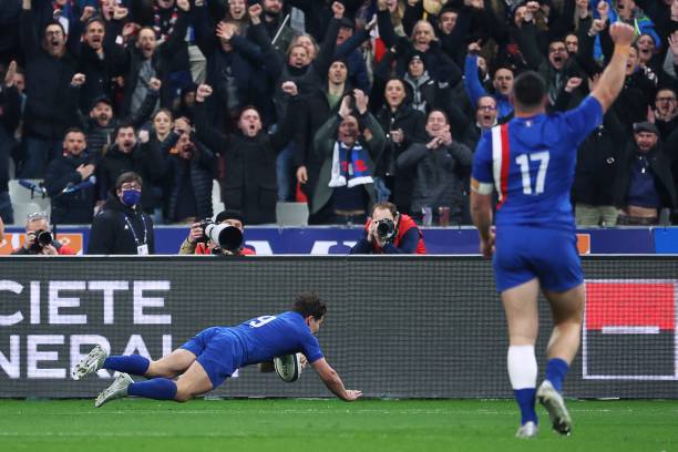 France's scrum-half Antoine Dupont (C) scores a try during the Six Nations rugby union tournament match between France and England at the Stade de France in Saint-Denis, outside Paris, on March 19, 2022. (Photo by Thomas SAMSON / AFP)