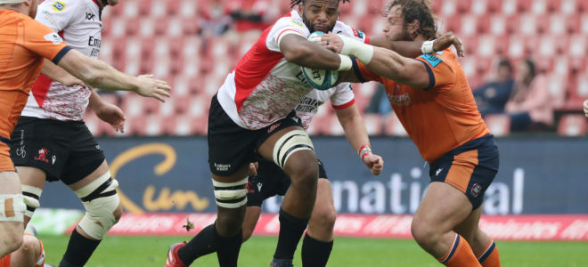 Vincent Tshituka tries to get away from Pierre Schoeman at Ellis Park