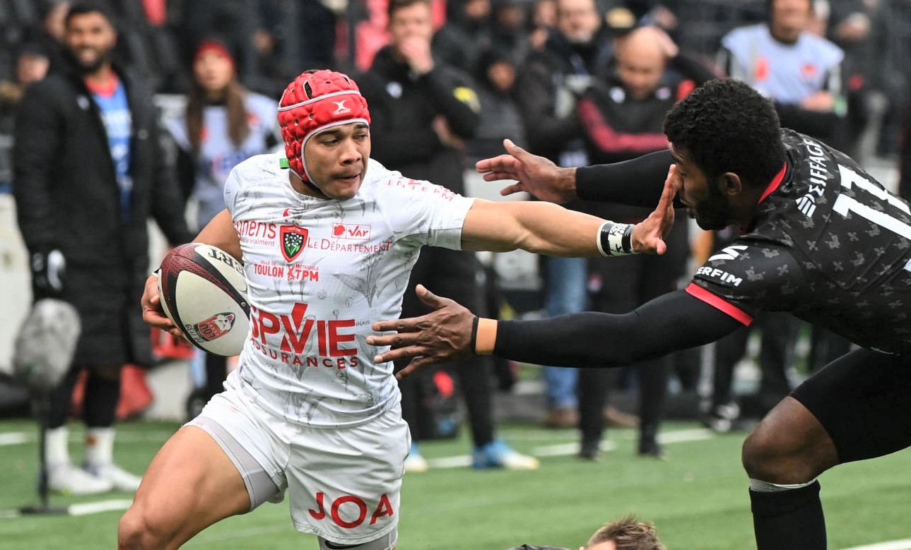 Toulon's South African winger Cheslin Kolbe (L) hands off Lyon's Fijian wing Noa Seru Nakaitaci during the French Top 14 rugby union match between Lyon (LOU) and Toulon (RCT) at the Matmut Stadium de Gerland in Lyon, eastern France, on April 2, 2022. (Photo by OLIVIER CHASSIGNOLE / AFP) (Photo by OLIVIER CHASSIGNOLE/AFP via Getty Images)