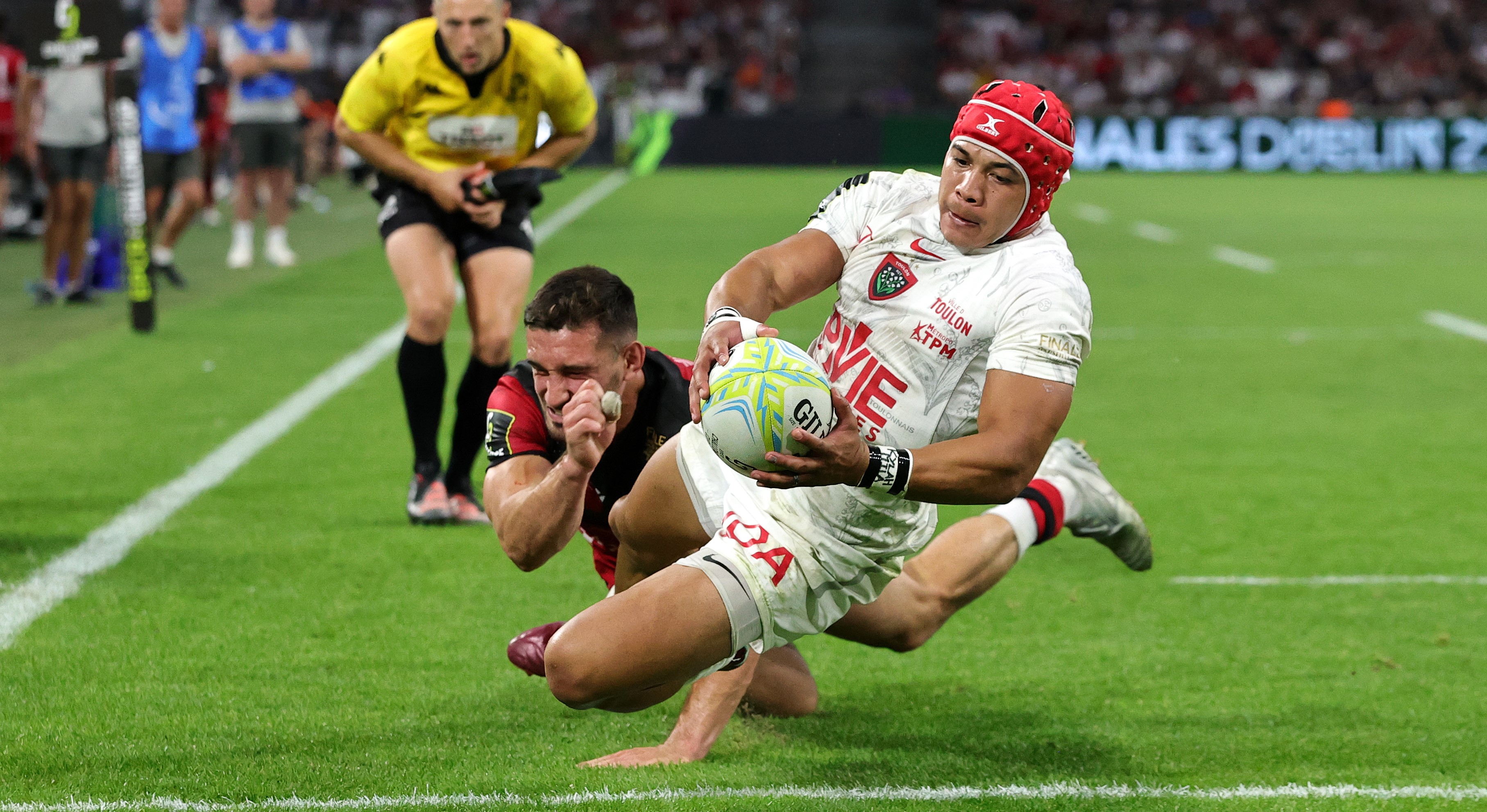 MARSEILLE, FRANCE - MAY 27: Cheslin Kolbe of Toulon goes over to score their side's second try during the EPCR Challenge Cup Final match between Lyon and RC Toulon at Stade Velodrome on May 27, 2022 in Marseille, . (Photo by David Rogers/Getty Images)