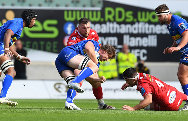 LLANELLI, WALES - MAY 21: Evan Roos of Stormers takes on Steff Thomas of Scarlets during the United Rugby Championship match between Scarlets and DHL Stormers at Parc y Scarlets on May 21, 2022 in Llanelli, Wales. (Photo by Ben Evans/Huw Evans Agency/Gallo Images)