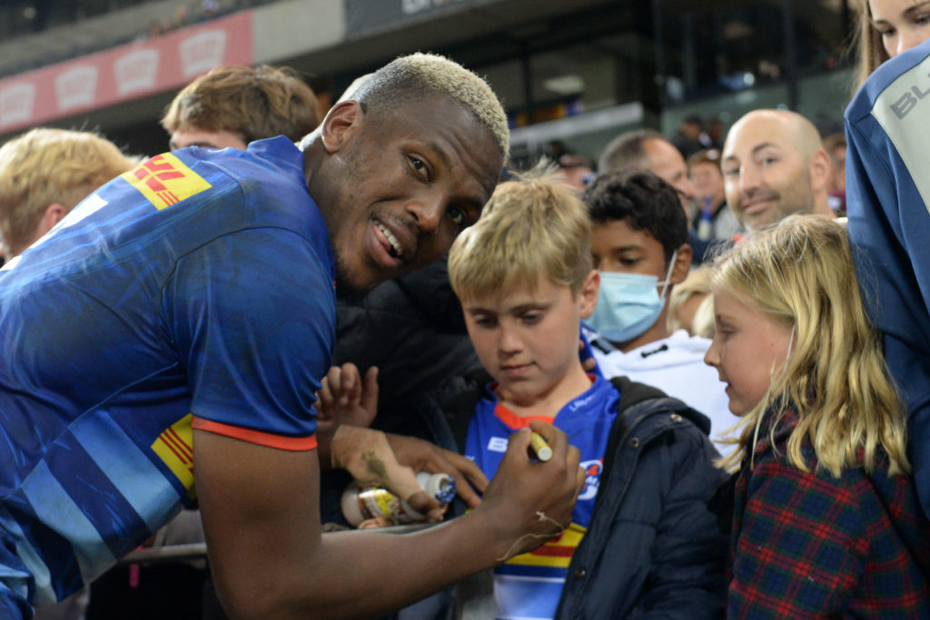 Hacjivah Dayimani signs autographs for fans