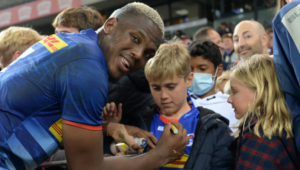 Hacjivah Dayimani signs autographs for fans