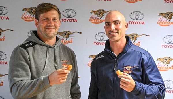 BLOEMFONTEIN, SOUTH AFRICA - MAY 24 Francois Steyn and Ruan Pienaar celebrate with koeksisters after signing to play rugby for another season at the Free State Stadium on May 24, 2022 in Bloemfontein, South Africa. It is reported that the Free State Cheetahs announced the extension of Francois Steyn and Ruan Pienaar for a year. (Photo by Gallo Images/Volksblad/Mlungisi Louw)